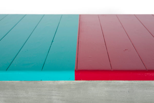 Table basse rouge et verte en bois massif recyclé