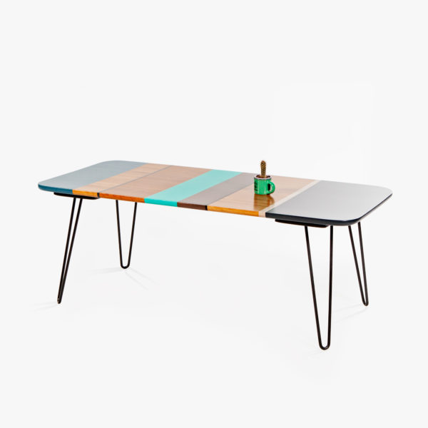 Table basse design colorée en bois massif sur pieds épingles