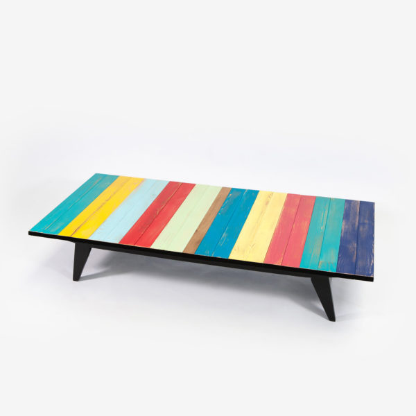 Table basse couleurs vives pieds compas noirs bois recyclé