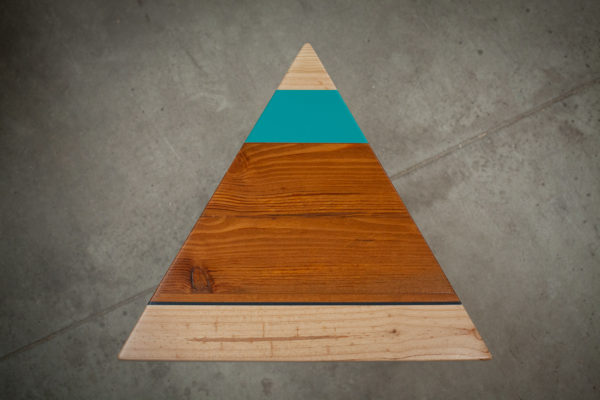 Chevet triangulaire en bois design géométrique coloré