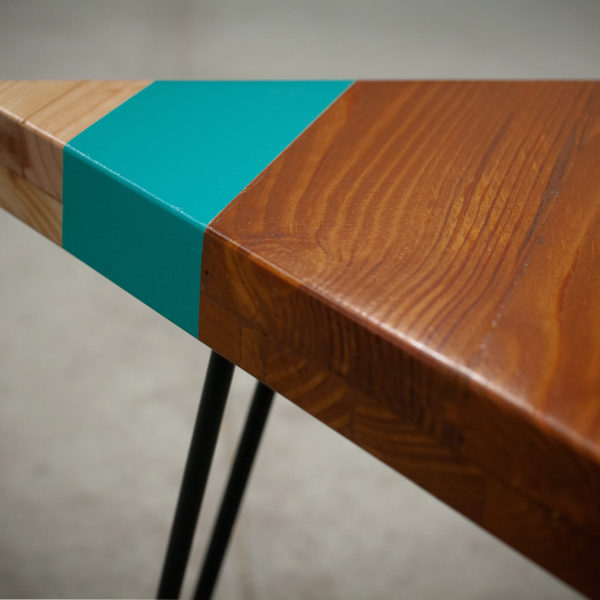 Table d'appoint en bois massif recyclé coloré design