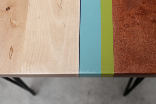 Bureau bois recyclé design bandes colorées