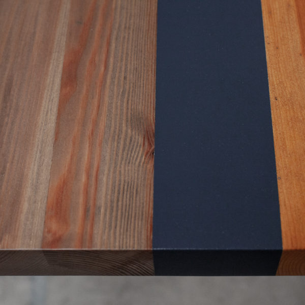 Customisation design teinte et peinture sur table en bois