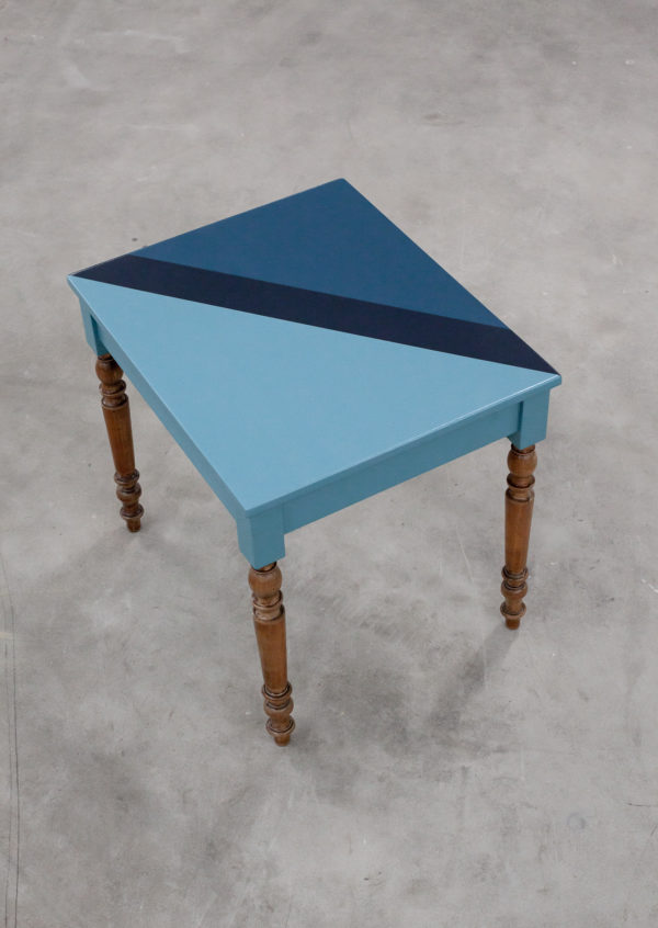 Table en bois éthique avec bandes de bleus