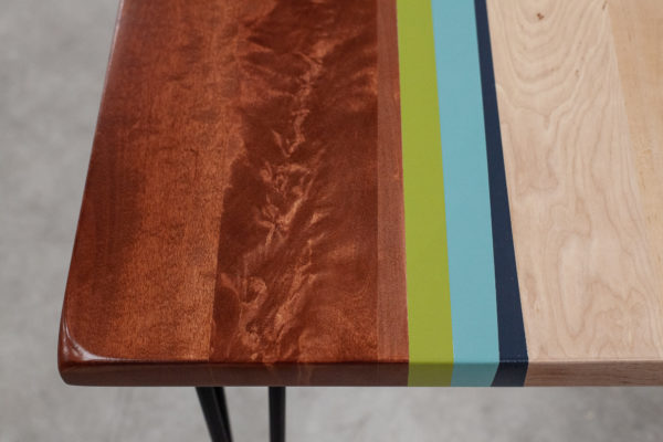 Table en bois customisé design géométrique