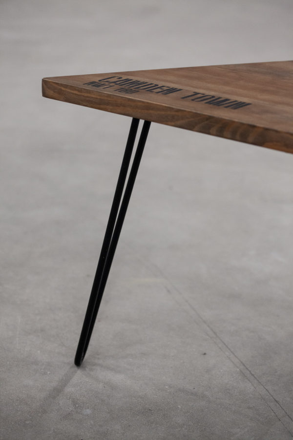 Table de chevet en bois massif pieds en acier