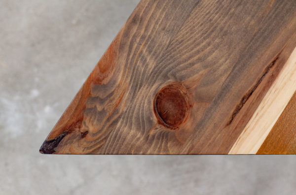 Petite table design en bois massif coloré