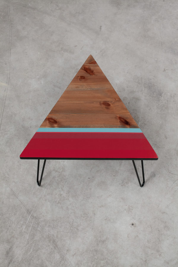 Table basse design aux bandes colorées sur pieds épingles