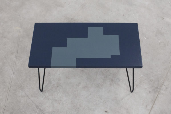 Table basse design motifs géométriques sur pieds épingles