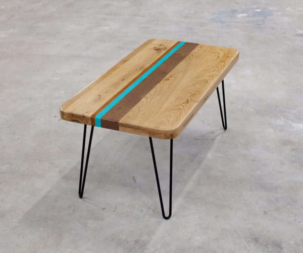 Table basse bois massif design coloré sur pieds épingles