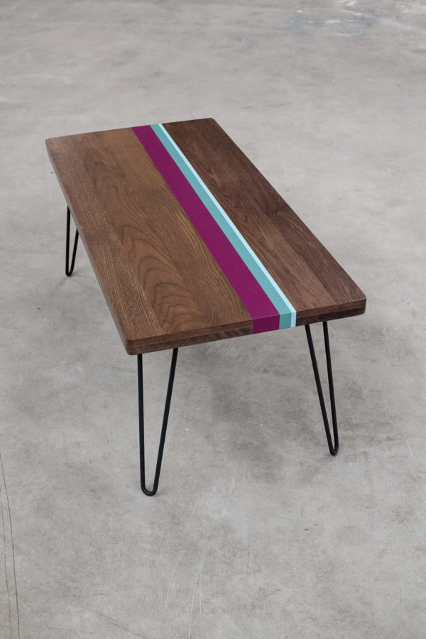 Table basse en chêne design coloré sur pieds épingles