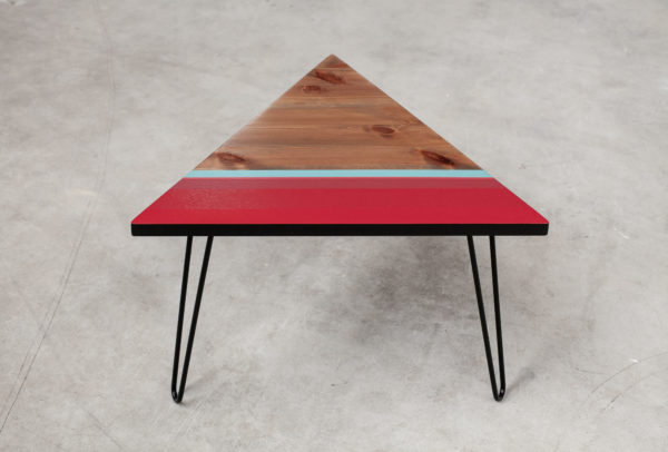 Table basse design aux bandes colorées sur pieds épingles