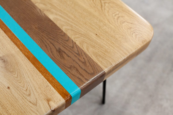 Table basse chêne massif design géométrique coloré