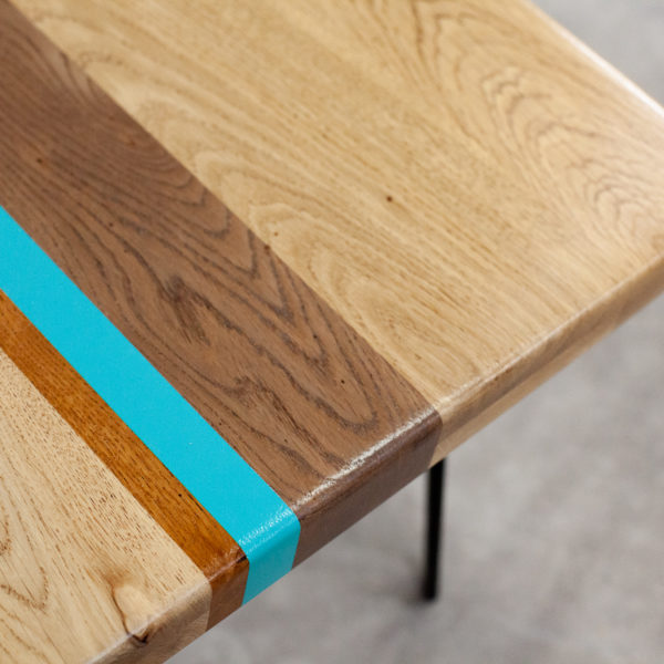 Table basse chêne massif design géométrique coloré