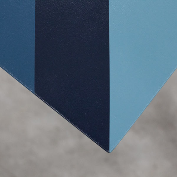 Table design customisation bandes bleues