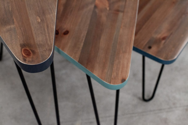 Tables gigognes triangulaires en bois recyclé aux jolis arrondis et chants bleus et verts