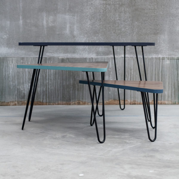 Tables gigognes triangulaires design en bois massif recyclé et bandes bleues vertes