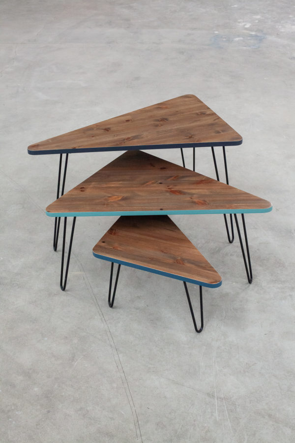 Tables gigognes triangulaires design en bois massif recyclé et aux chants colorés