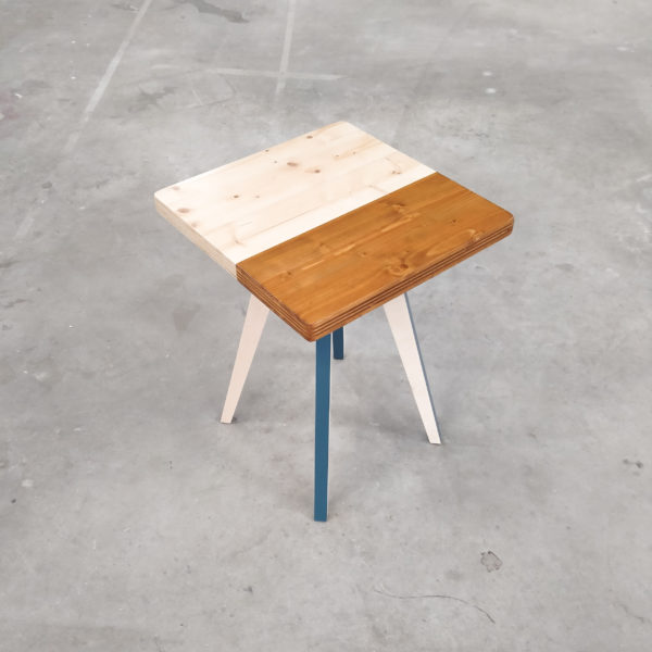 Table d'appoint en bois bicolore et pieds compas bleus