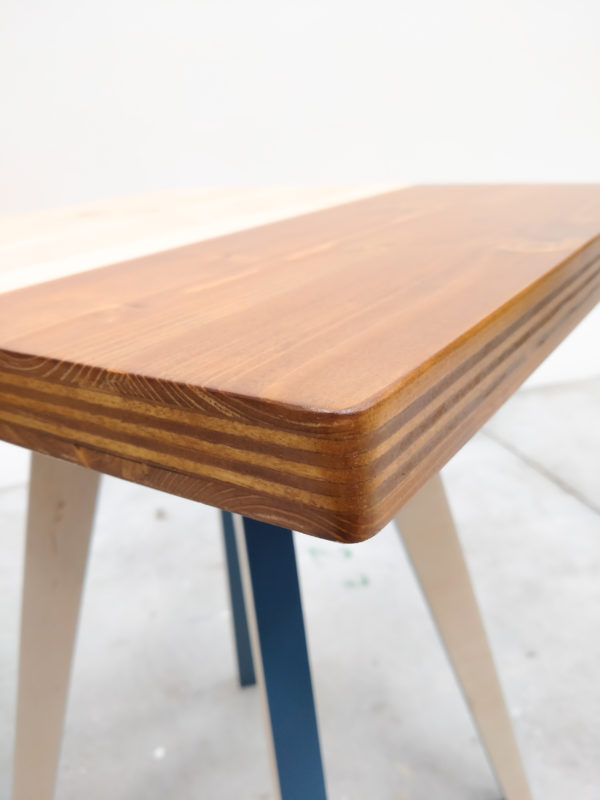 Table d'appoint carrée artisanale en bois teinté et coloré
