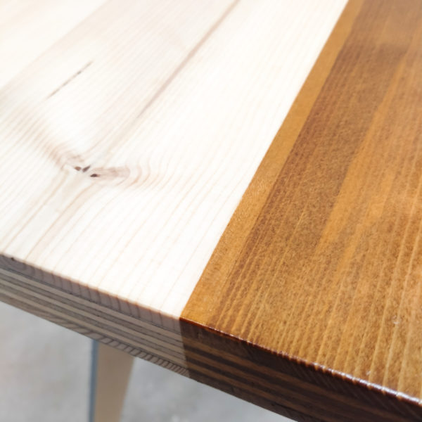 Table d'appoint écoresponsable artisanale en bois teinté et coloré