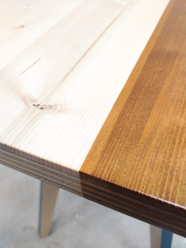 Table d'appoint écoresponsable artisanale en bois teinté et coloré