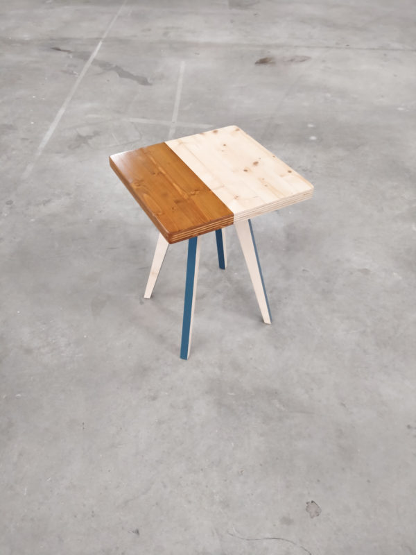 Table d'appoint carrée en bois écoresponsable et pieds compas bleus