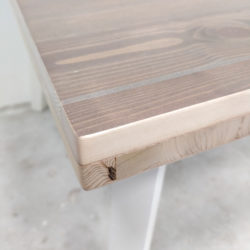 Table basse en lattes teintées et pieds blancs