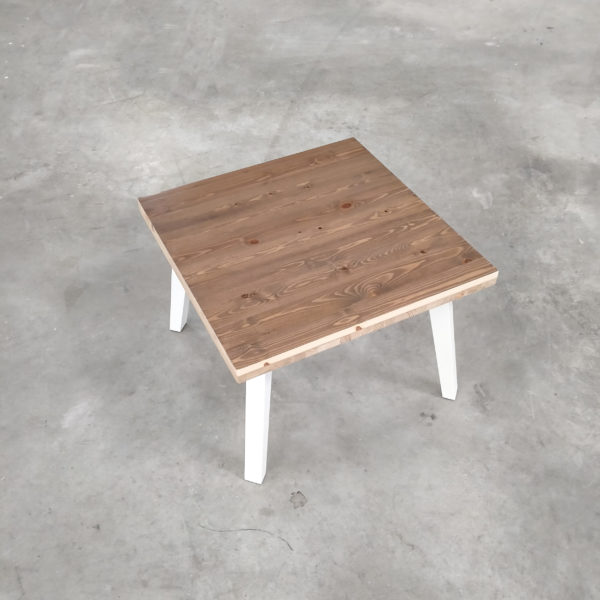 Table basse carrée en bois recyclé et pieds blancs