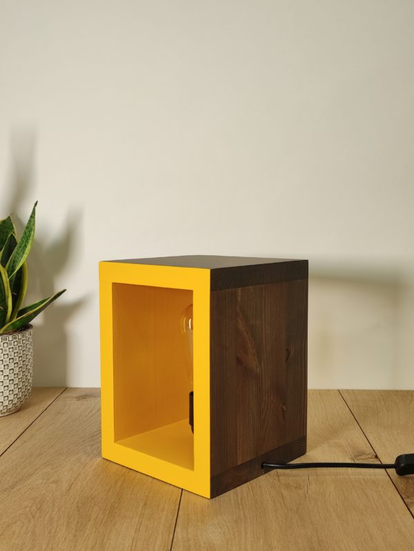 Lampe de chevet design en bois massif jaune