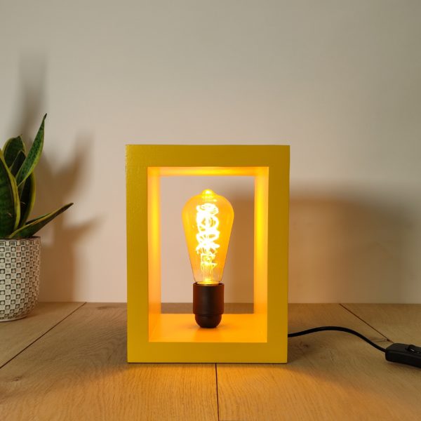 Luminaire tamisé rectangulaire en bois jaune